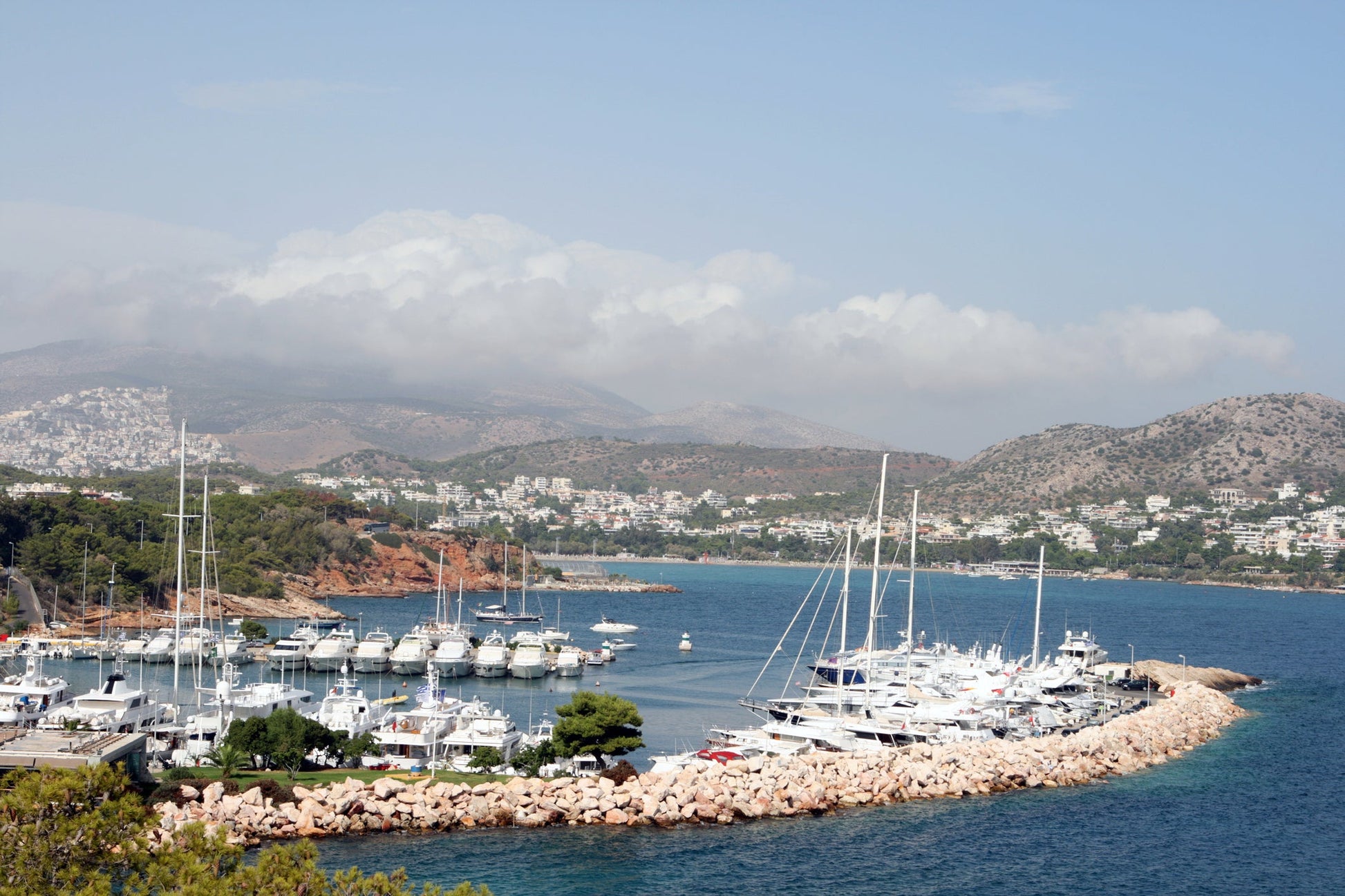 Astir Marina Vouliagmeni, Atene, Grecia: ormeggi per barche e vista sul porto turistico con Eberths.com