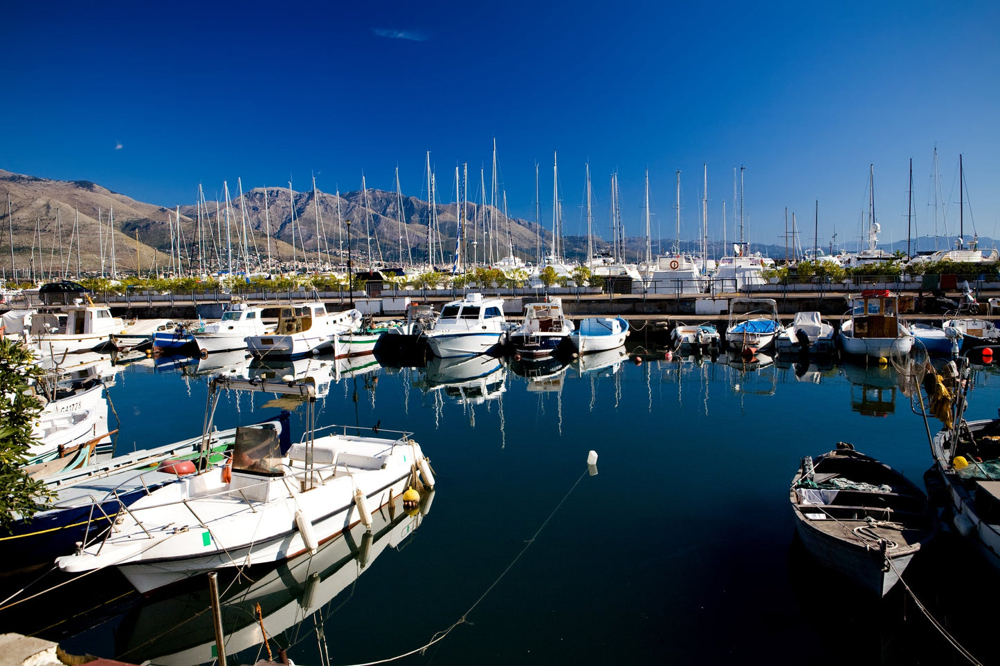 Base Nautica Flavio Gioia, Gaeta, Italia: ormeggi per barche e vista sul porto turistico con Eberths.com