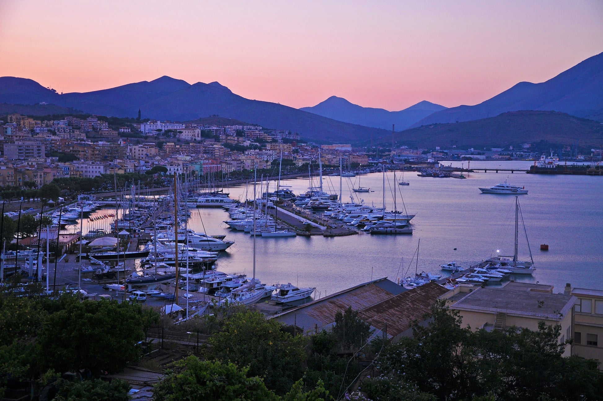 Base Nautica Flavio Gioia, Gaeta, Italia: ormeggi per barche e vista sul porto turistico con Eberths.com