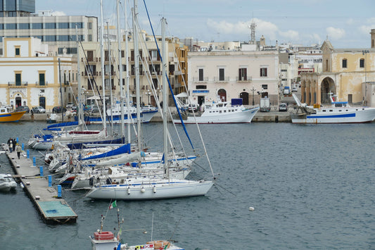 Bleu Salento, Gallipoli, Italia: ormeggi per barche e vista sul porto turistico con Eberths.com