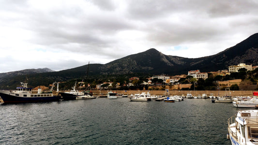 Cala Gonone Yacht Service, Cala Gonone, Italia: ormeggi e vista sul porto turistico con Eberths.com
