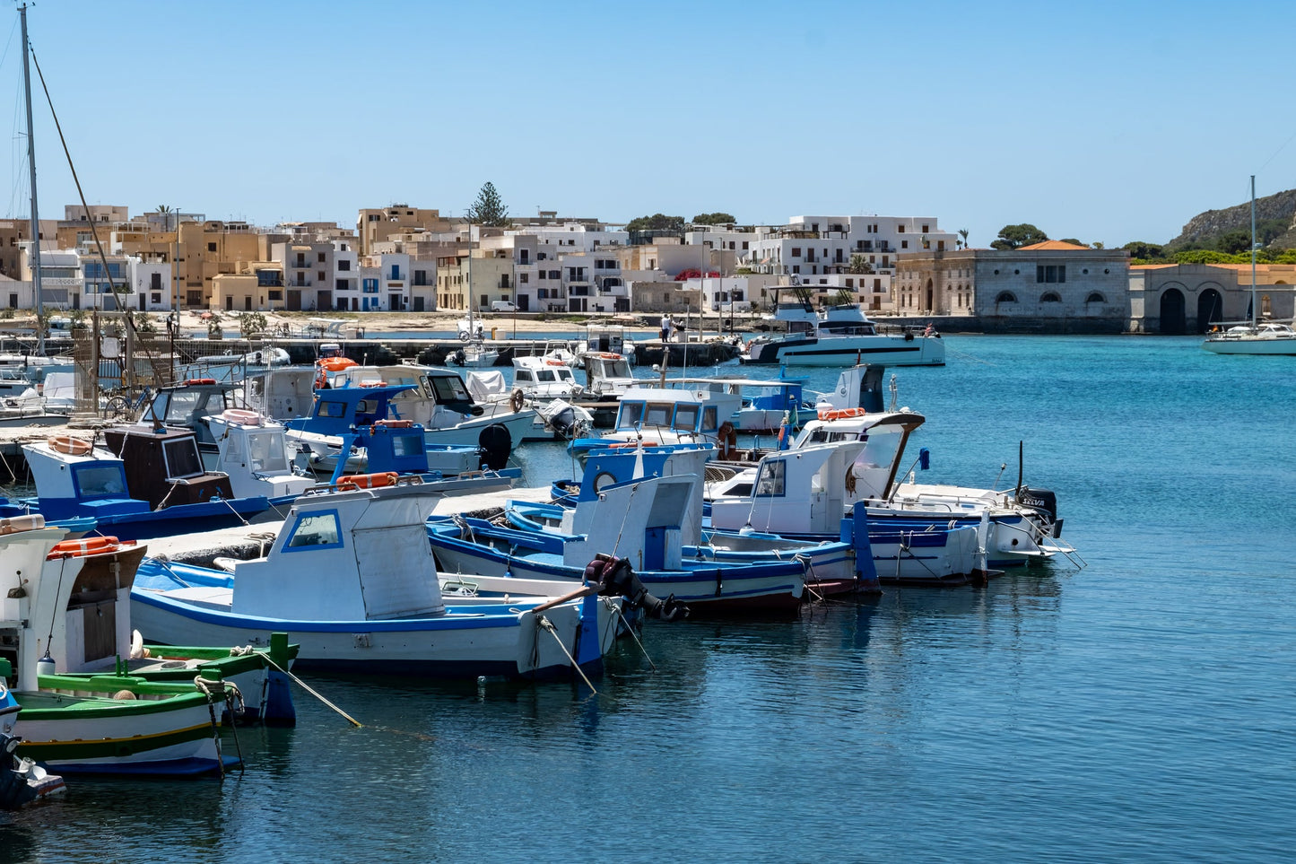 Circolo Nautico Favignana, Favignana, Sicilia: ormeggi per barche e vista sul porto turistico con Eberths.com