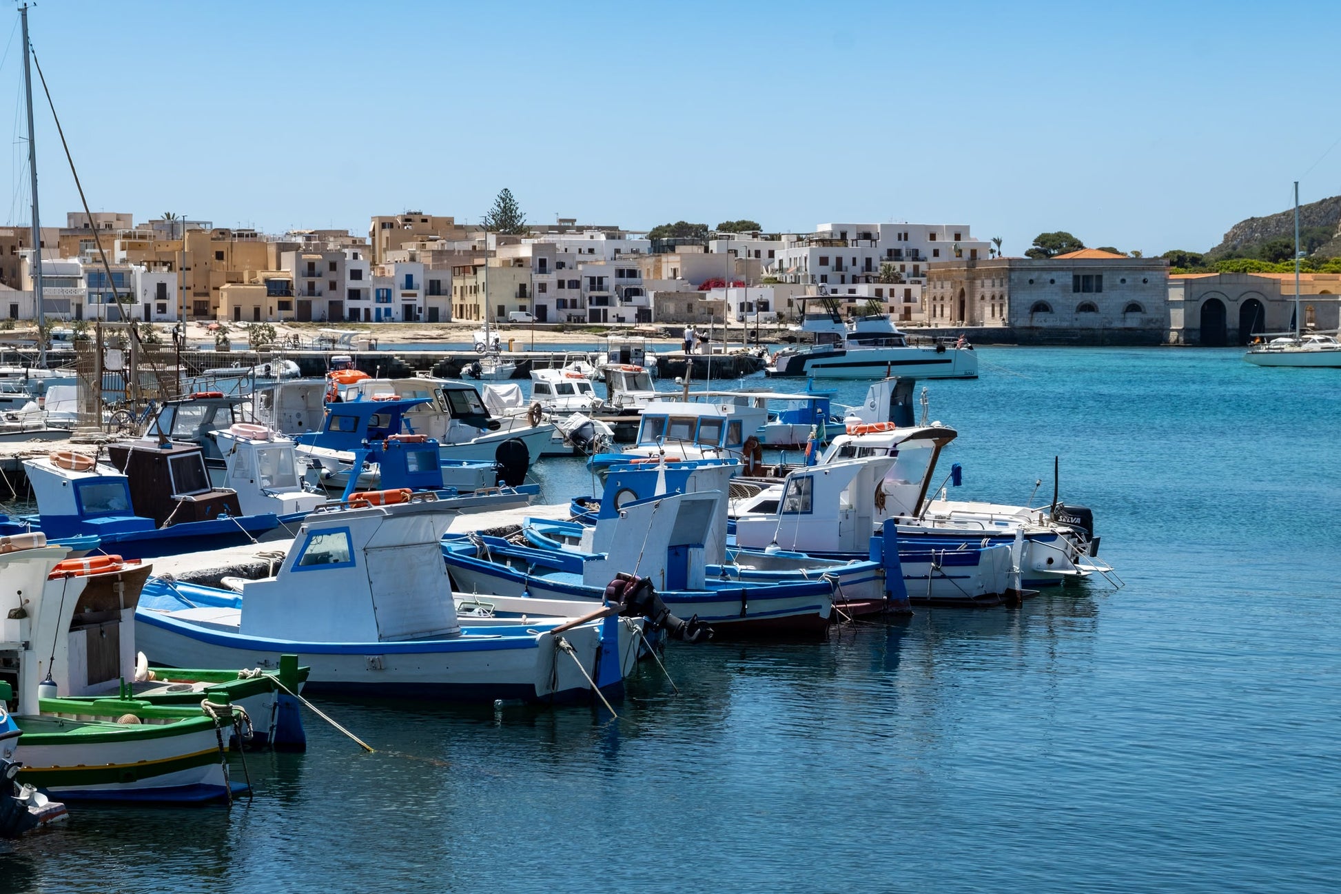 Circolo Nautico Favignana, Favignana, Sicilia: ormeggi per barche e vista sul porto turistico con Eberths.com