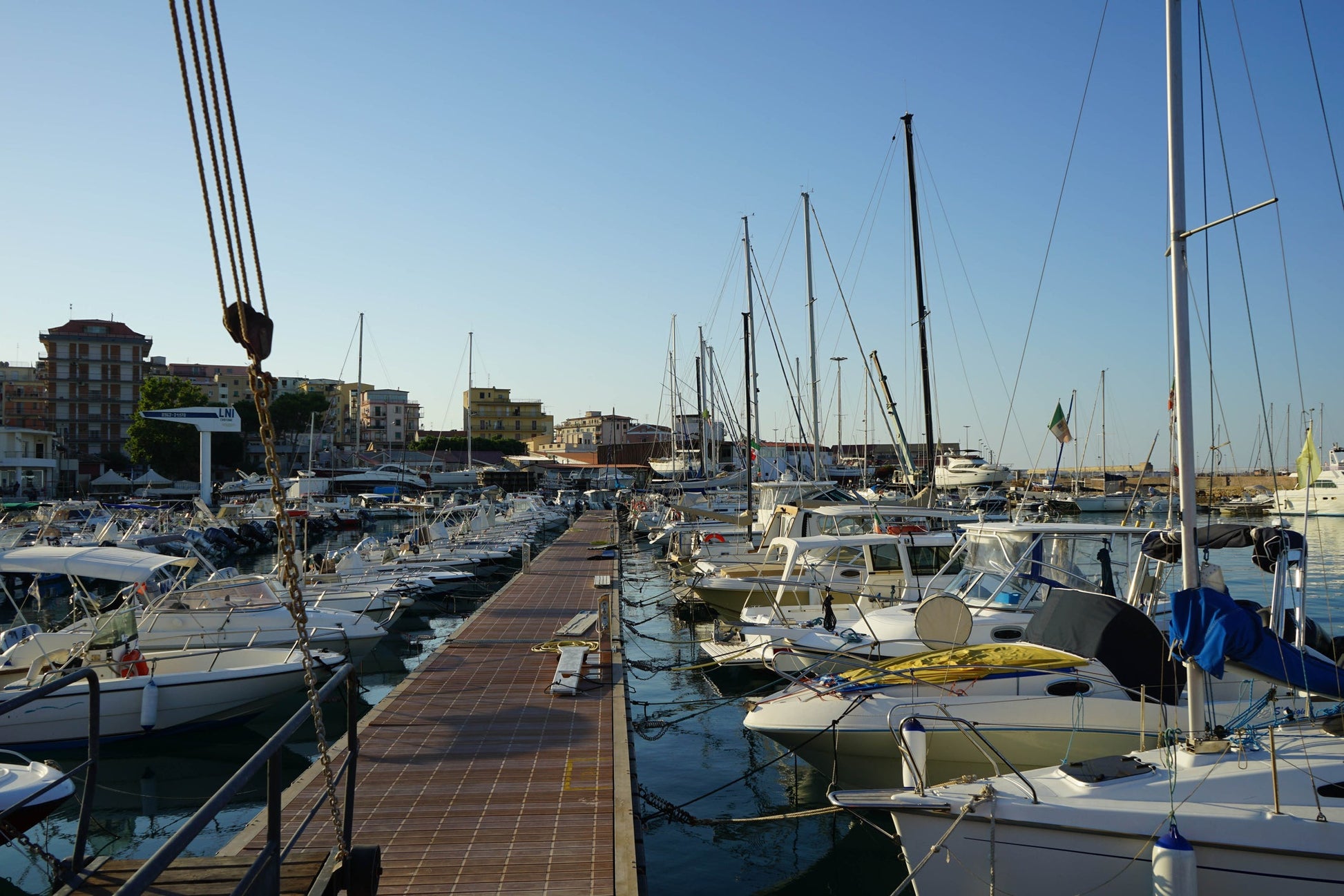 Cirò Marina, Cirò Marina, Italia: amarres para barcos y vistas al puerto deportivo con Eberths.com