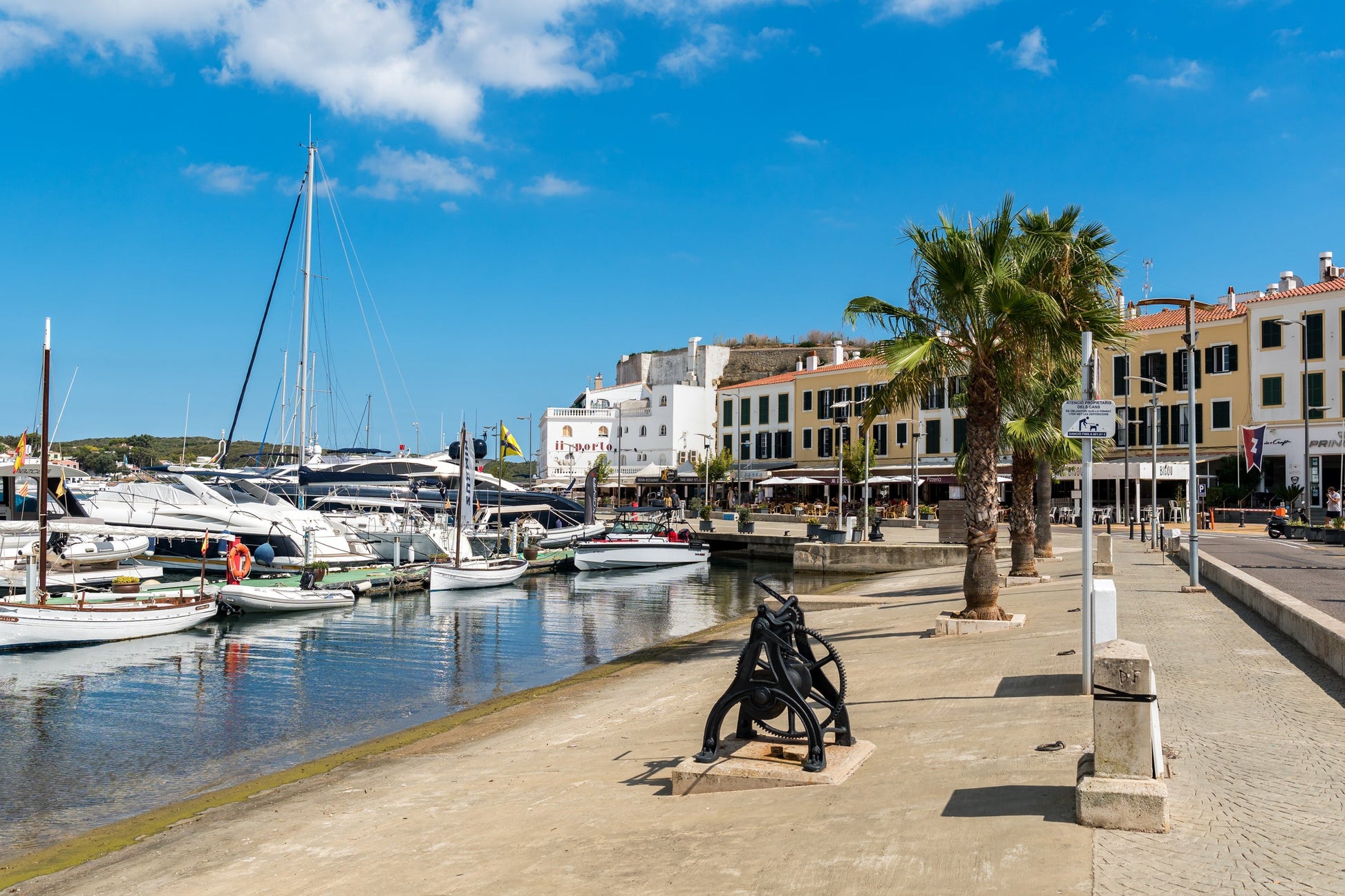 Club Marítimo Mahon, Maó, Spagna: ormeggi per barche e vista sul porto turistico con Eberths.com