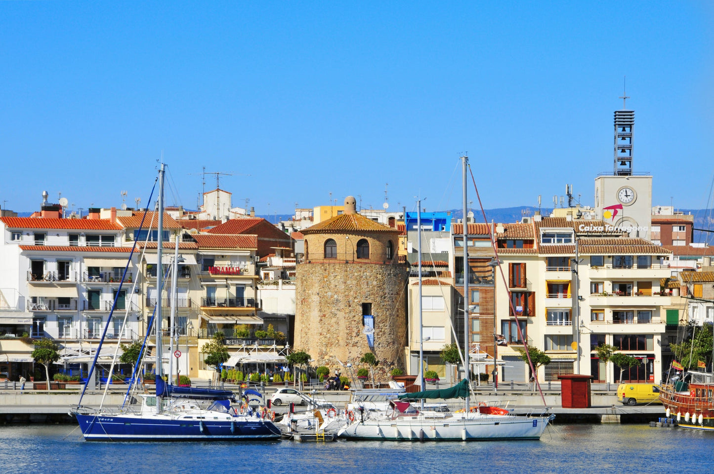 Club Nàutic Cambrils, Cambrils, España: amarres para barcos y vistas al puerto deportivo con Eberths.com