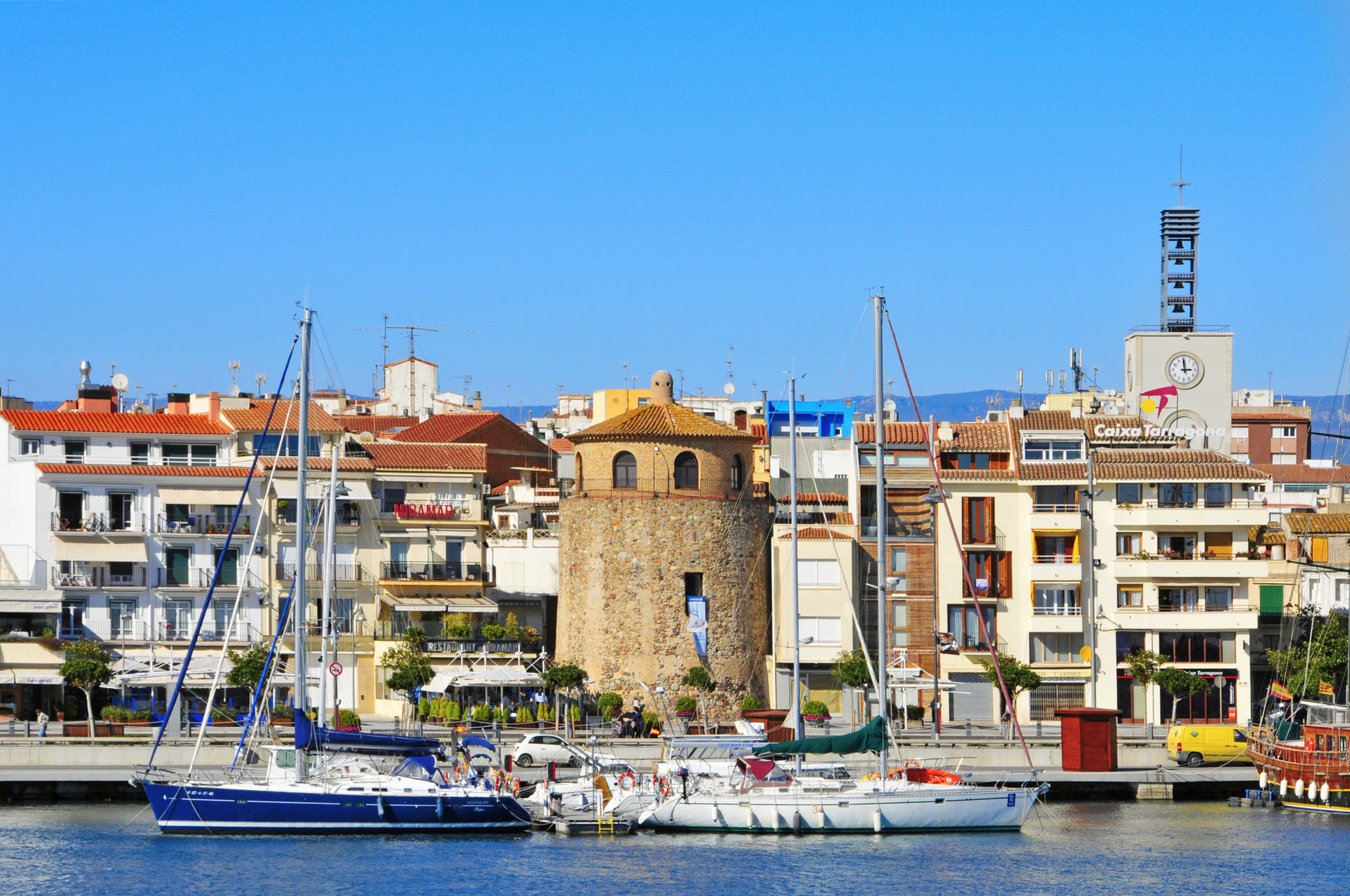 Club Nàutic Cambrils, Cambrils, España: amarres para barcos y vistas al puerto deportivo con Eberths.com