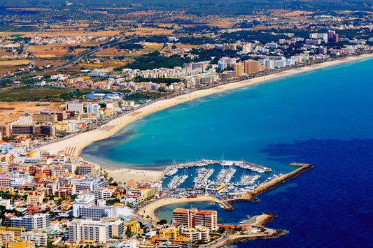 Club Nàutic Can Picafort, Can Picafort, Spagna: ormeggi e vista sul porto turistico con Eberths.com