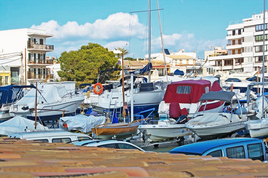 Club Náutico Cala Gamba, Palma de Mallorca, Spagna: ormeggi e vista sul porto turistico con Eberths.com