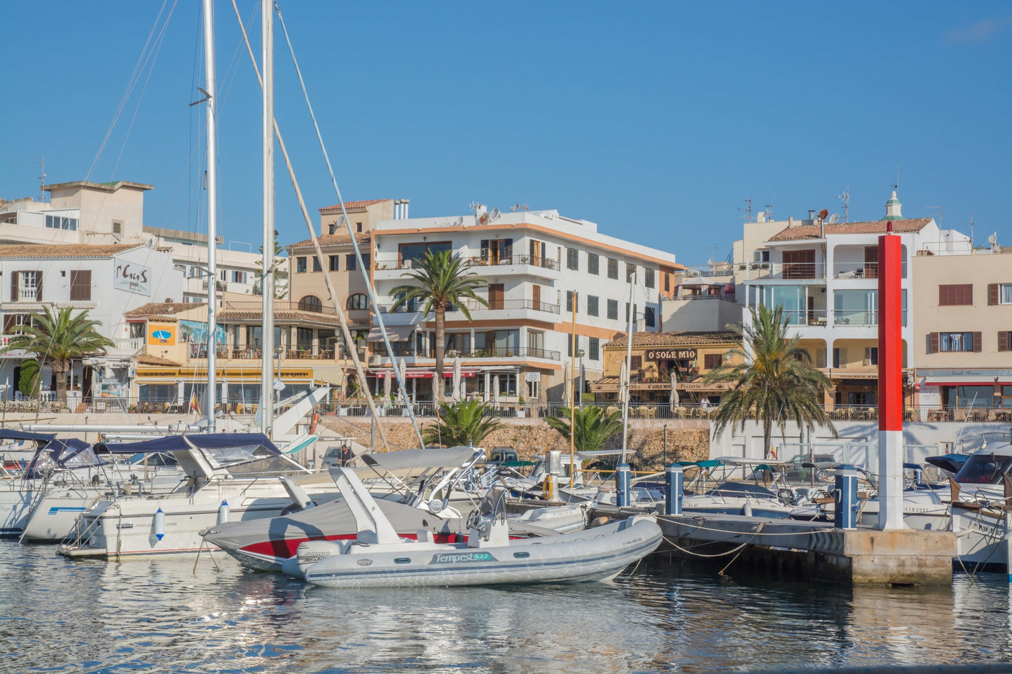 Club Náutico Cala Ratjada, Cala Ratjada, España: amarres y vistas al puerto deportivo con Eberths.com