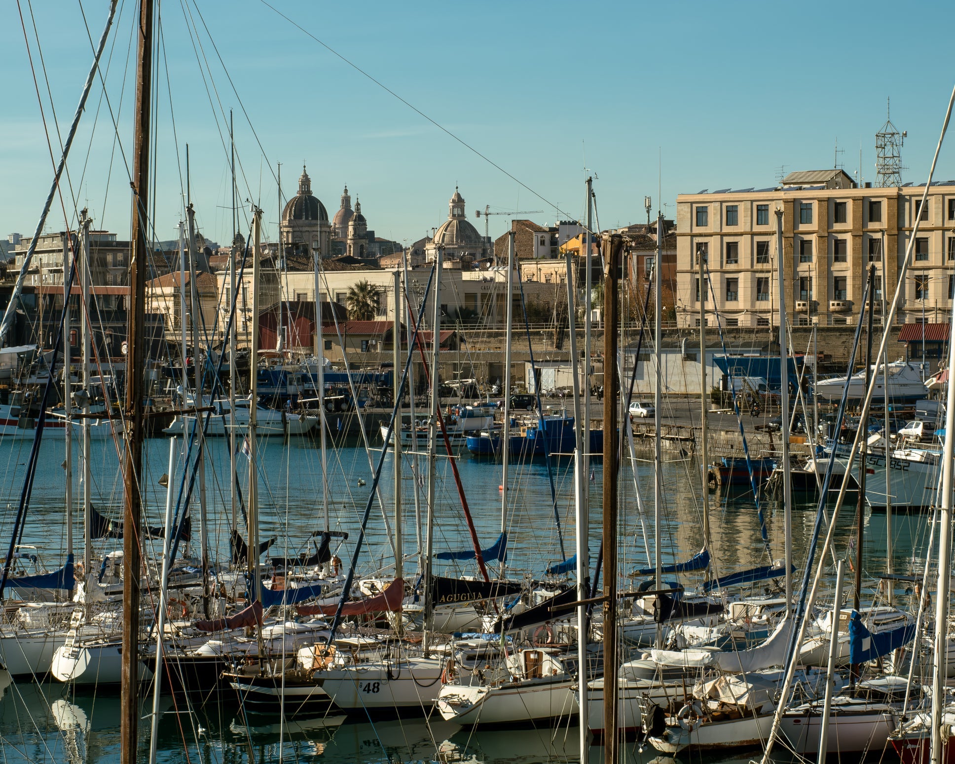 Club Nautico Catania, Catania, Sicilia, Italia: ormeggi per barche e vista sul porto turistico con Eberths.com