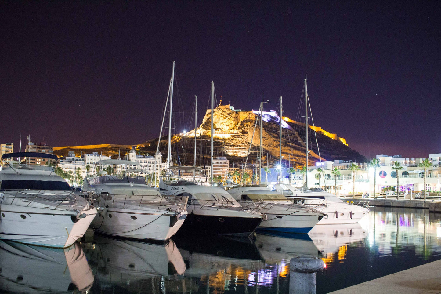Club Nautico Costa Blanca, Alacante, Spagna: ormeggi per barche e vista sul porto turistico con Eberths.com