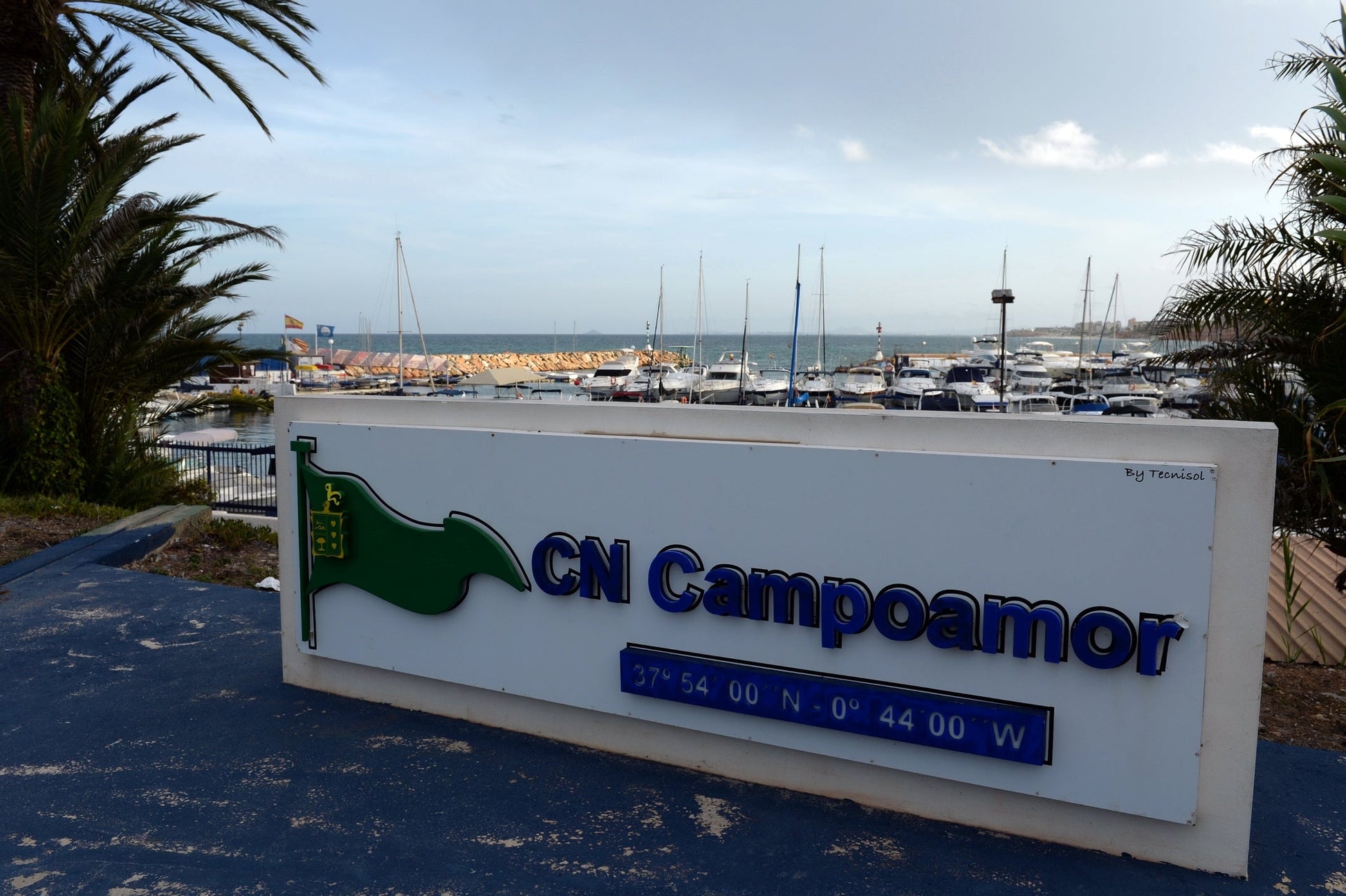 Club Náutico Dehesa de Campoamor, Orihuela, Spagna: ormeggi e vista sul porto turistico con Eberths.com