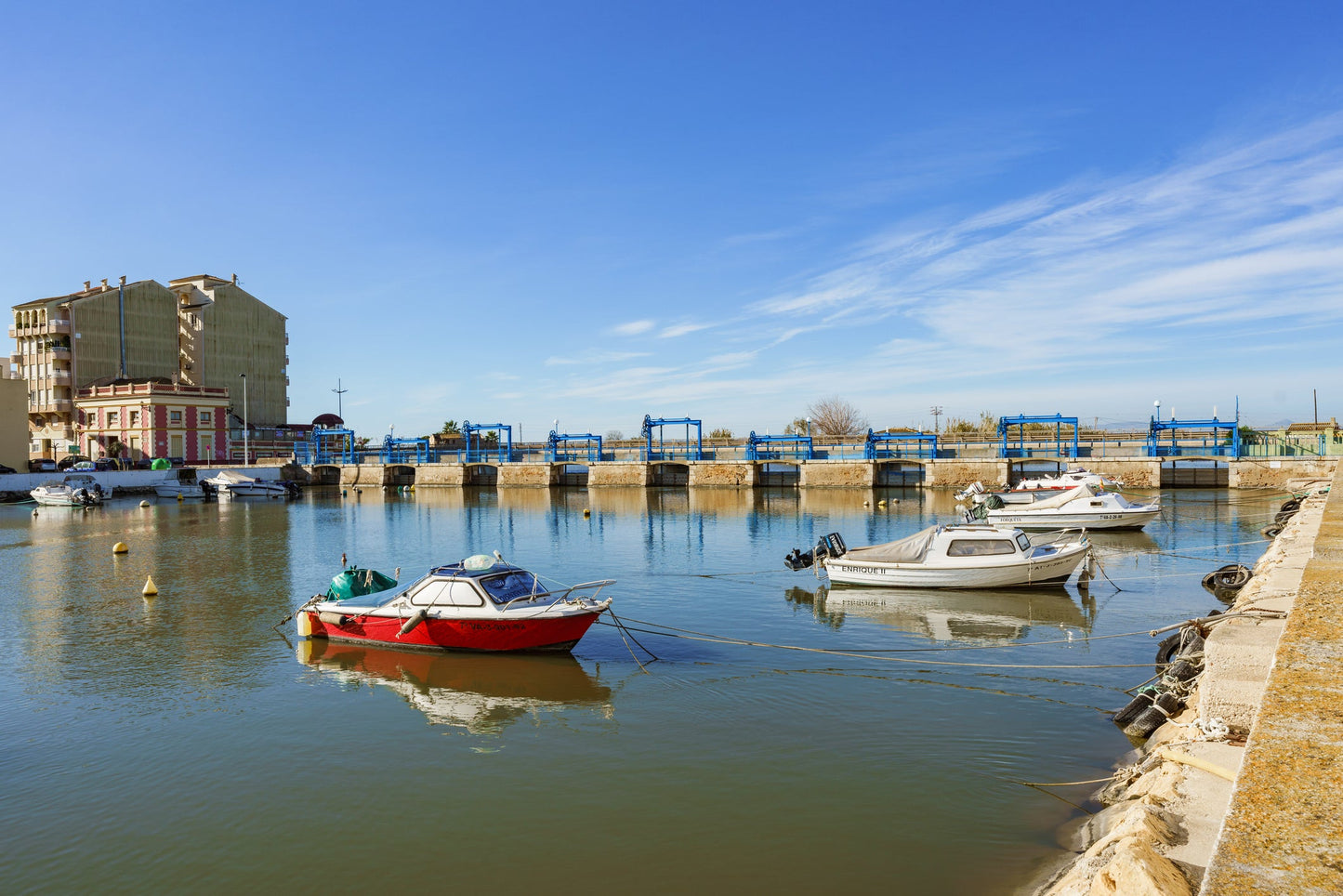 Club Nautico El Perello, Valencia, Spagna: ormeggi per barche e vista sul porto turistico con Eberths.com