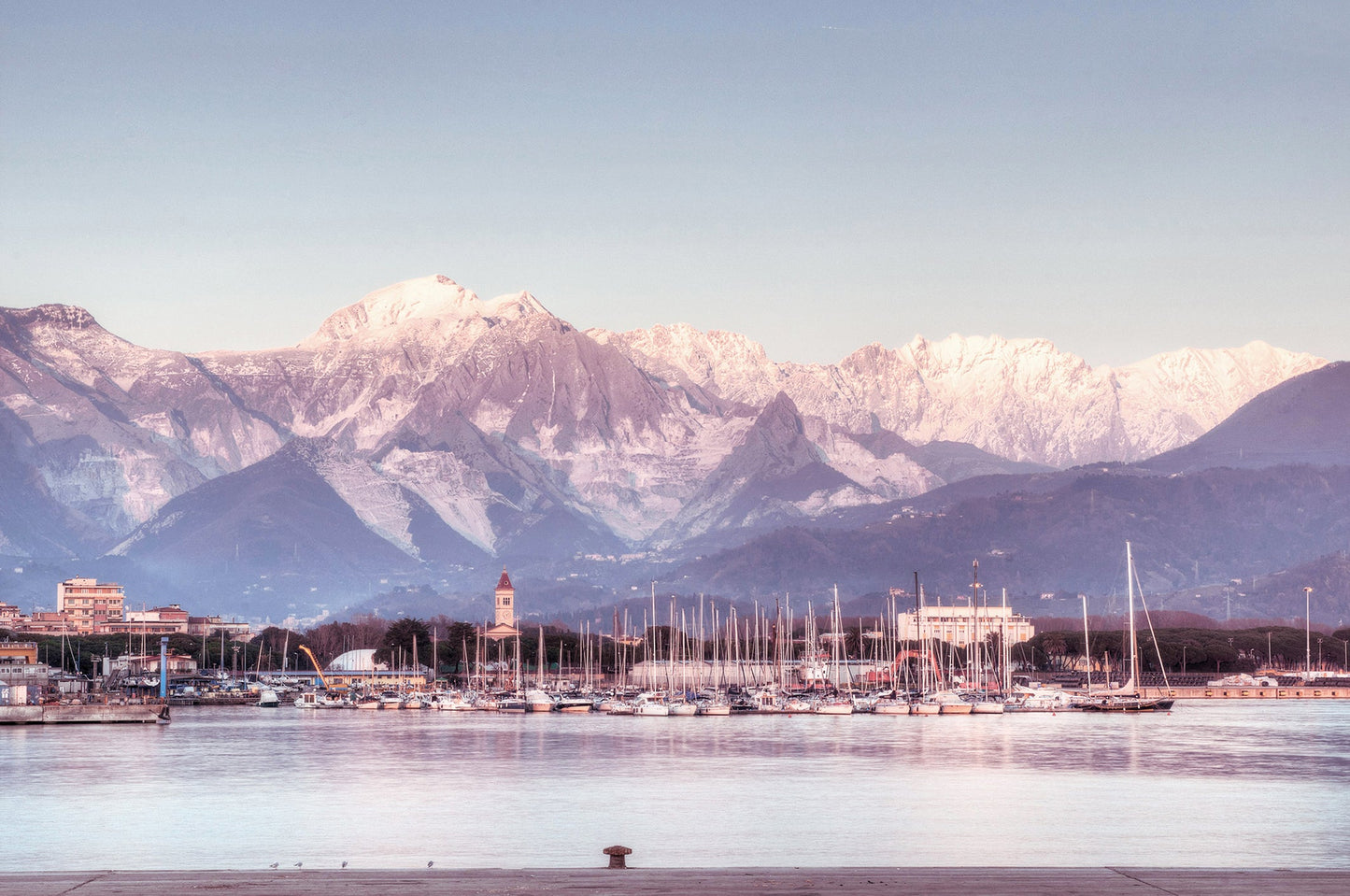 Club Nautico Marina di Carrara, Carrara, Italia: ormeggi e vista sul porto turistico con Eberths.com