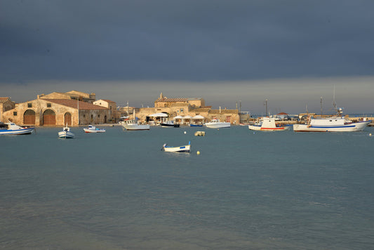 Club Náutico de Marzamemi, Marzamemi, Cerdeña: amarres para barcos y vistas al puerto deportivo con Eberths.com
