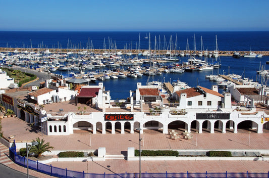 Club Náutico Roquetas de Mar, Roquetas de Mar, Spagna: ormeggi e vista sul porto turistico con Eberths.com