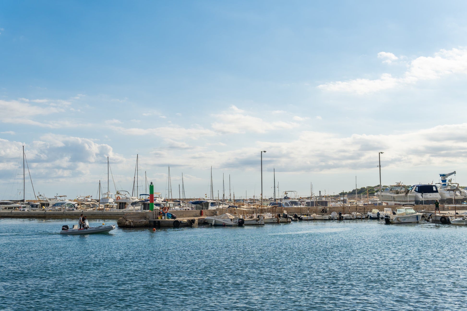 Club Náutico S´Estanyol, S´Estanyol, Spagna: ormeggi per barche e vista sul porto turistico con Eberths.com