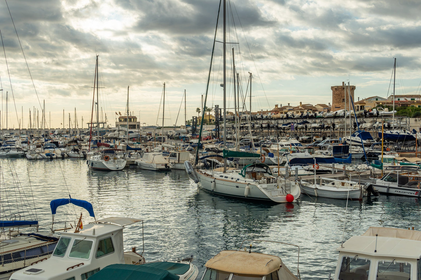 Club Náutico Sa Rápita σε Sa Ràpita, Ισπανία – θέσεις ελλιμενισμού γιοτ και θέα στη μαρίνα με το Eberths.com