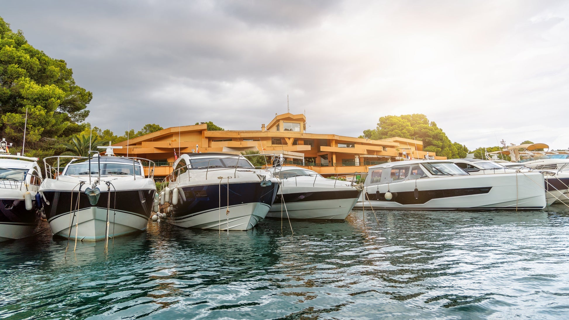 Club Náutico Santa Ponsa, Calvià, Spagna: ormeggi per barche e vista sul porto turistico con Eberths.com