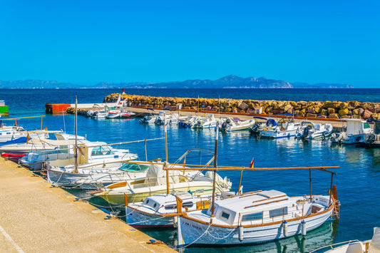 Club Náutico Serranova, Son Serra de Marina, Spagna: ormeggi e vista sul porto turistico con Eberths.com