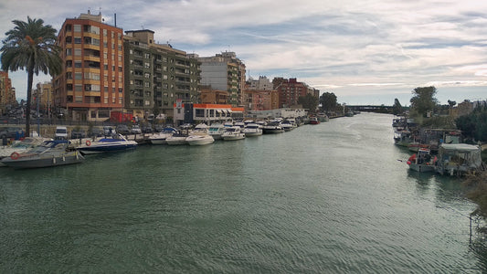 Club Nautico de Cullera, Cullera, Spagna: ormeggi per barche e vista sul porto turistico con Eberths.com
