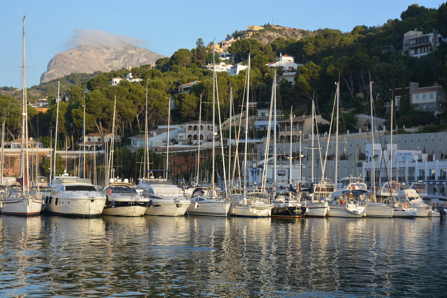 Club Nautico de Javea, Xàbia, Spagna: ormeggi per barche e vista sul porto turistico con Eberths.com