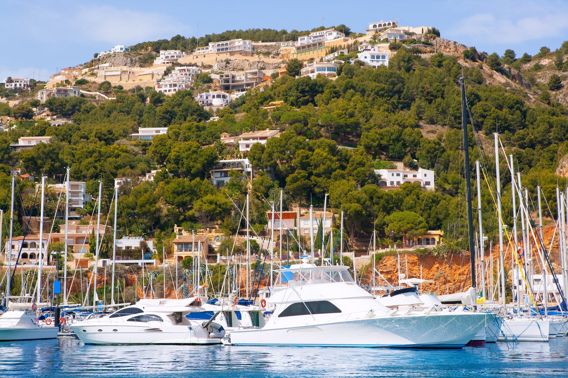 Club Nautico de Javea, Xàbia, Spagna: ormeggi per barche e vista sul porto turistico con Eberths.com
