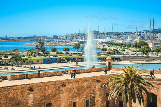 Club de Mar Mallorca, Palma de Mallorca, Spagna: ormeggi e vista sul porto turistico con Eberths.com