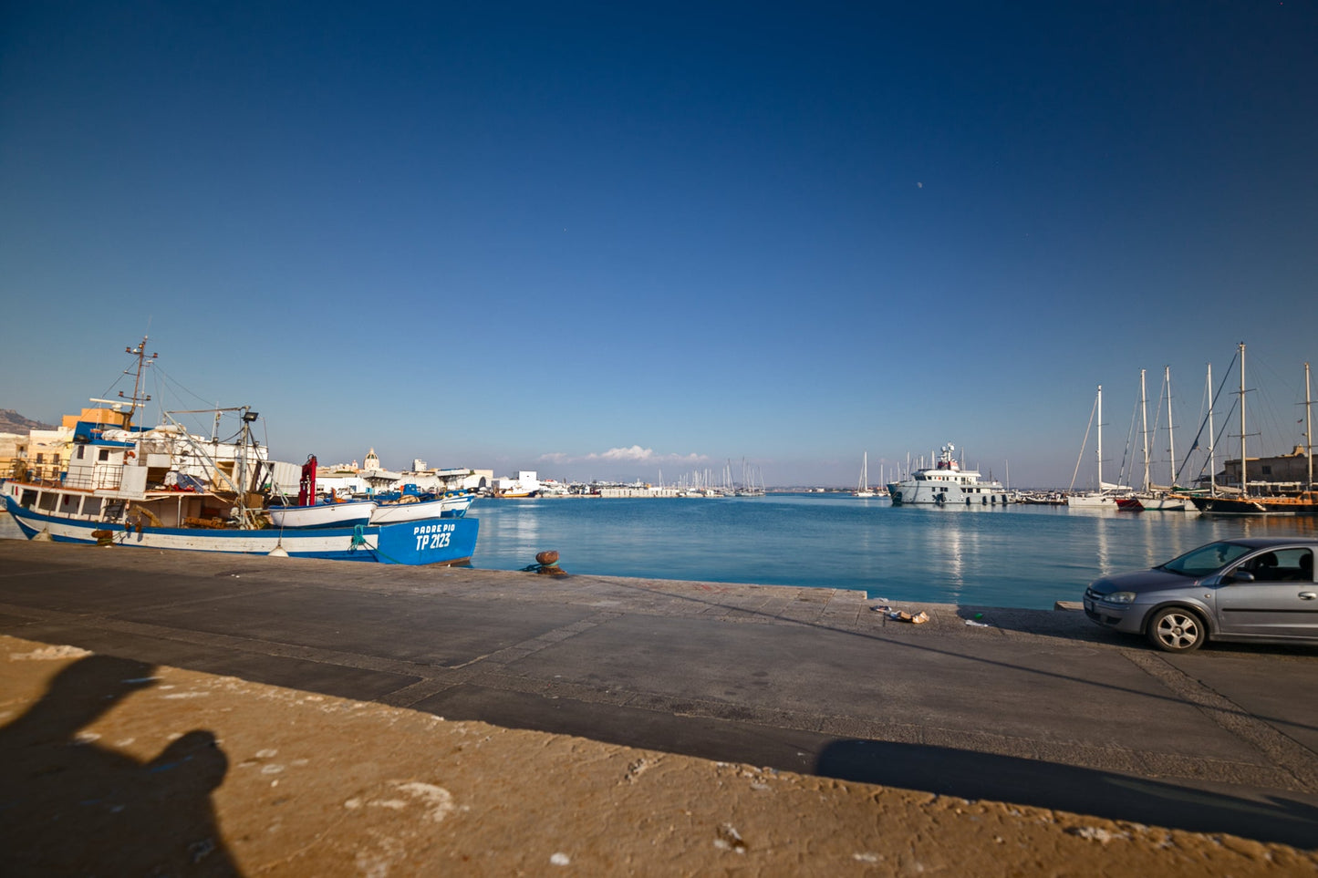 Columbus Yachting, Trapani, Sicilia, Italia: amarres para barcos y vistas al puerto deportivo con Eberths.com