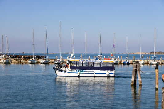 Dársena Mosella, Chioggia, Italia: amarres para barcos y vistas al puerto deportivo con Eberths.com