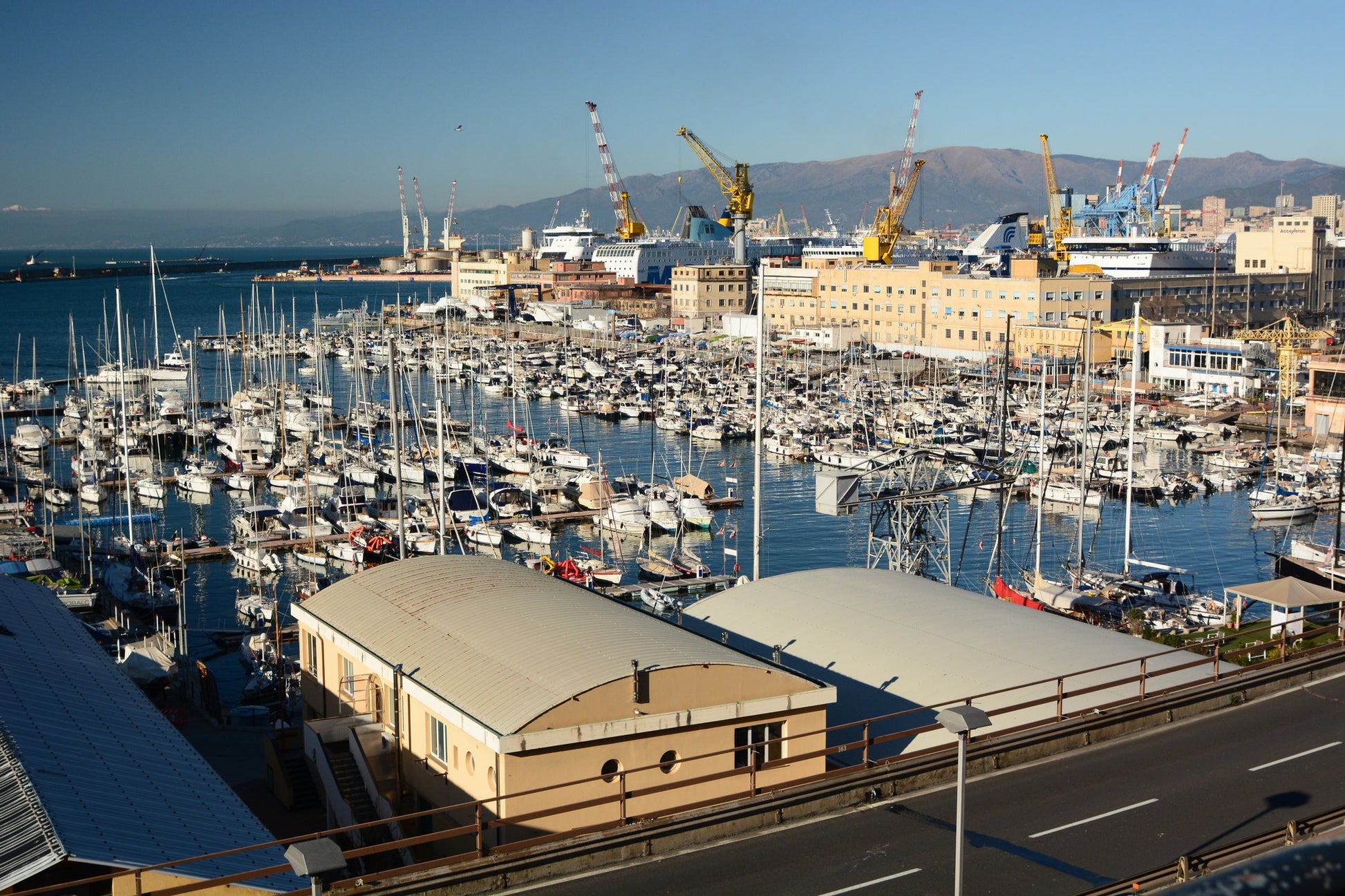 Duca degli Abruzzi Marina Yacht Club Italiano, Genova, Italia: ormeggi e vista sul porto con Eberths.com