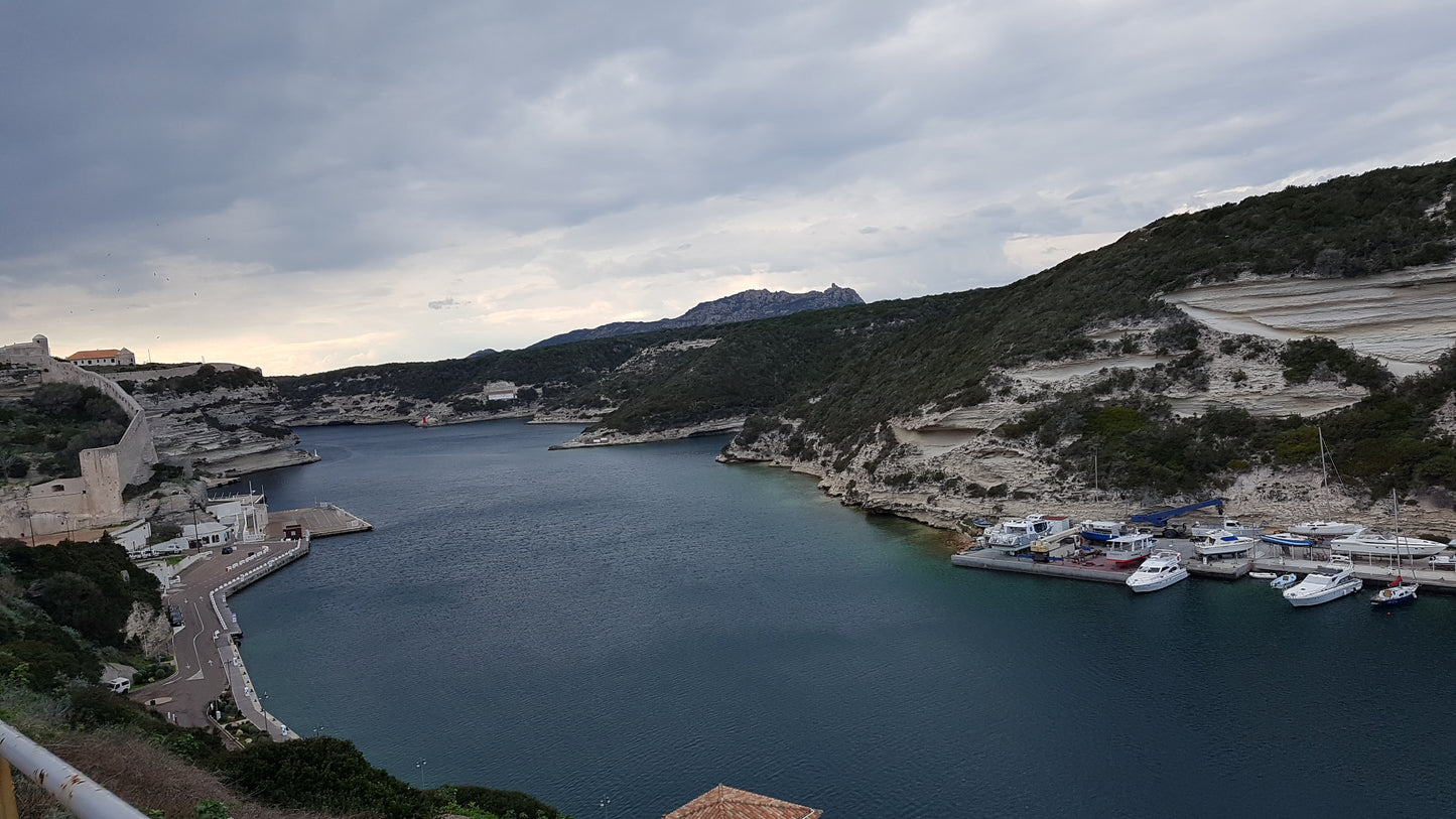 Réservez votre place d’amarrage au port de Bonifacio avec Eberths.com.