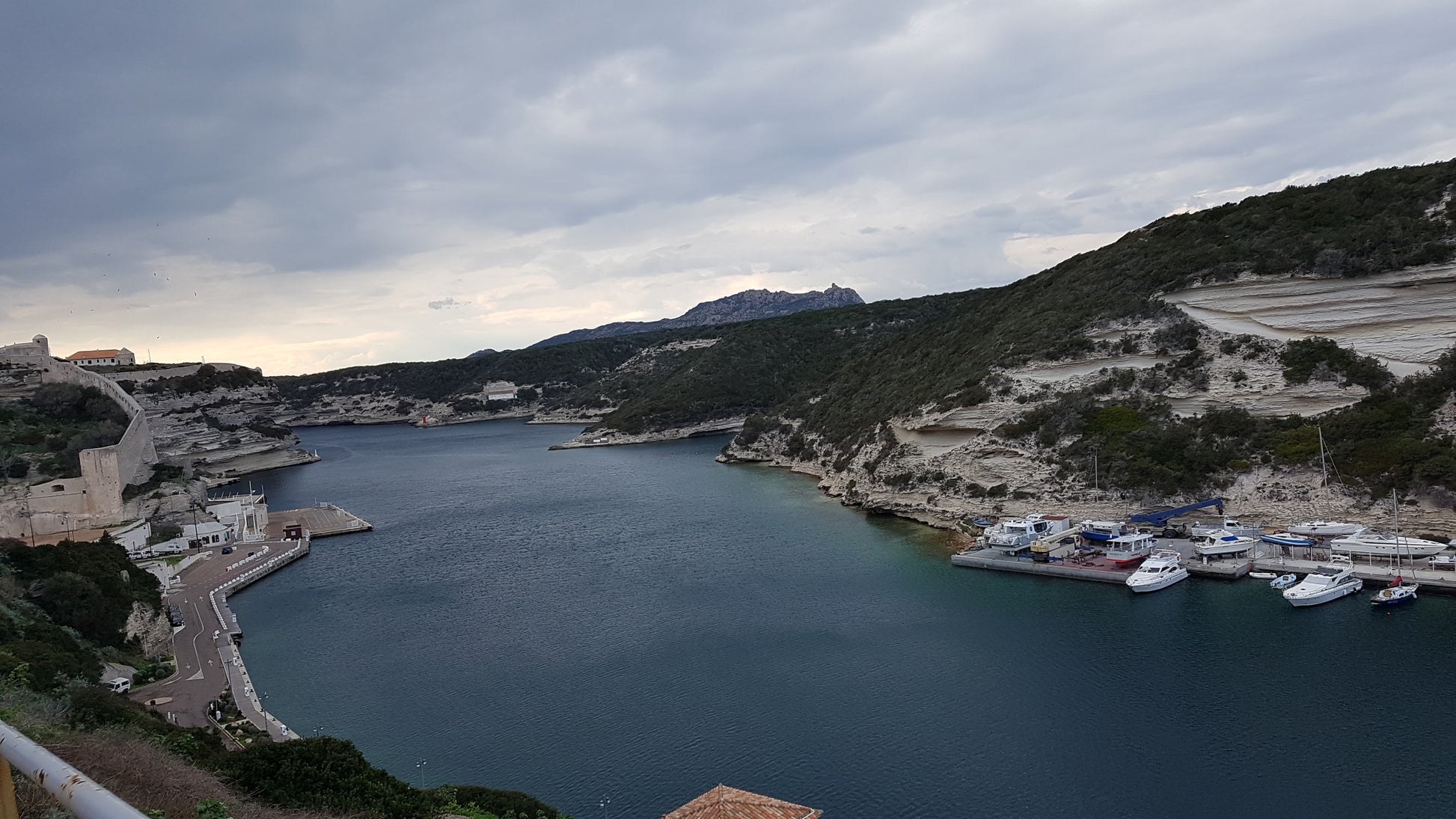 Réservez votre place d’amarrage au port de Bonifacio avec Eberths.com.