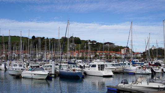 Getaria Marina, Getaria, Spagna: ormeggi per barche e vista sul porto turistico con Eberths.com