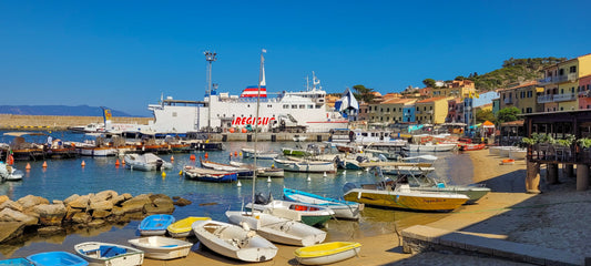 Puerto Giglio, Isola del Giglio, Italia: amarres para barcos y vistas al puerto deportivo con Eberths.com