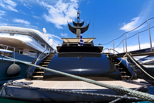 Marina Capo Nord Marittima à Bevazzana, Italie – postes d’amarrage pour bateaux et vue sur le port de plaisance avec Eberths.com