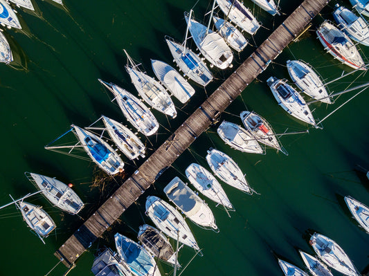 Marina di Capitana, Quartu Sant'Elena, Cerdeña, Italia: amarres y vistas al puerto deportivo con Eberths.com