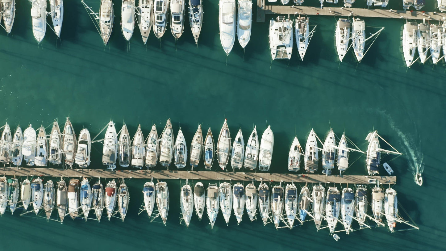 Marina di San Lorenzo, San Lorenzo al Mare, Italia: ormeggi e vista sul porto turistico con Eberths.com