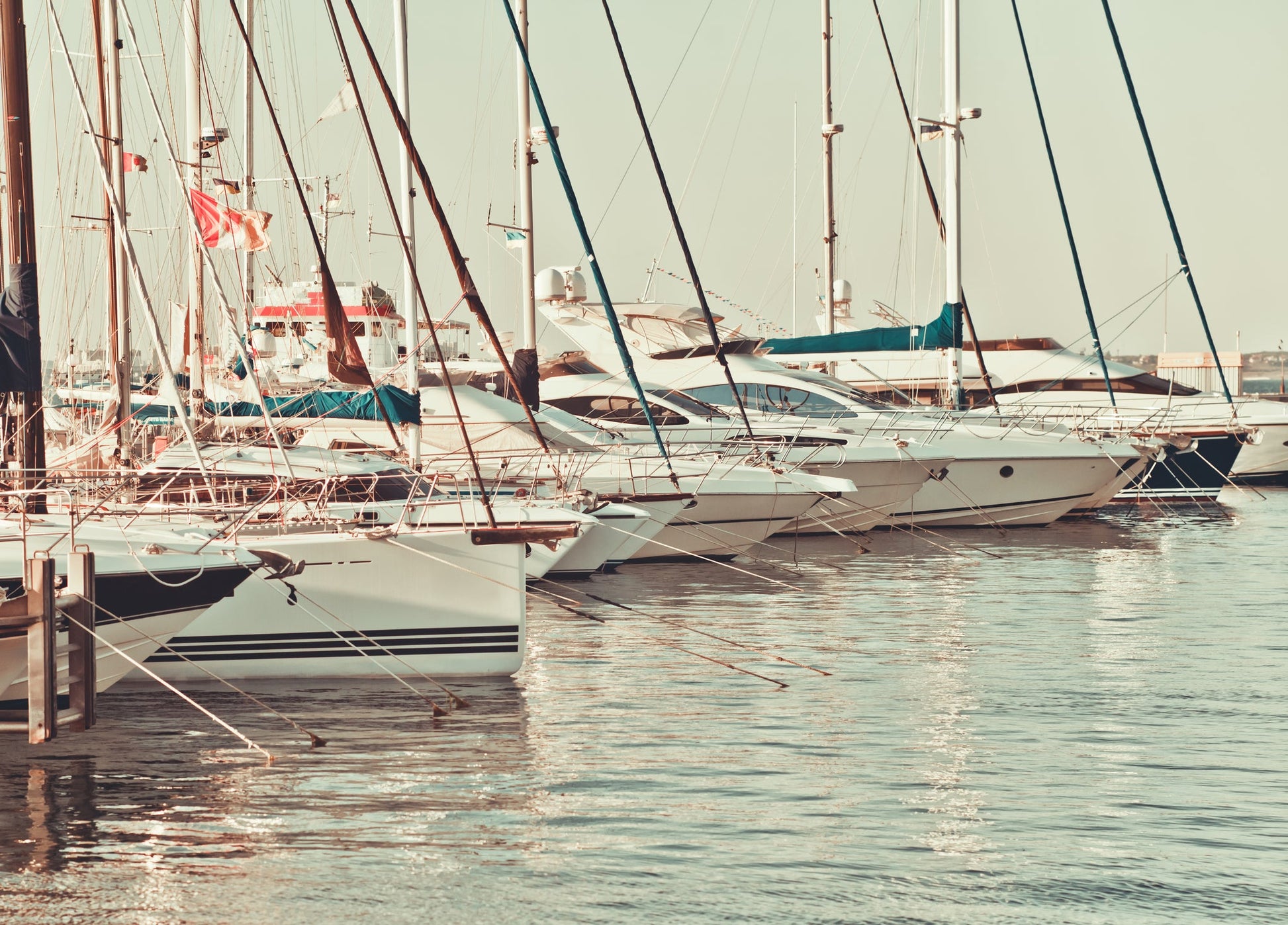 Porto di Bordighera, Bordighera, Italia: ormeggi per barche e vista sul porto turistico con Eberths.com