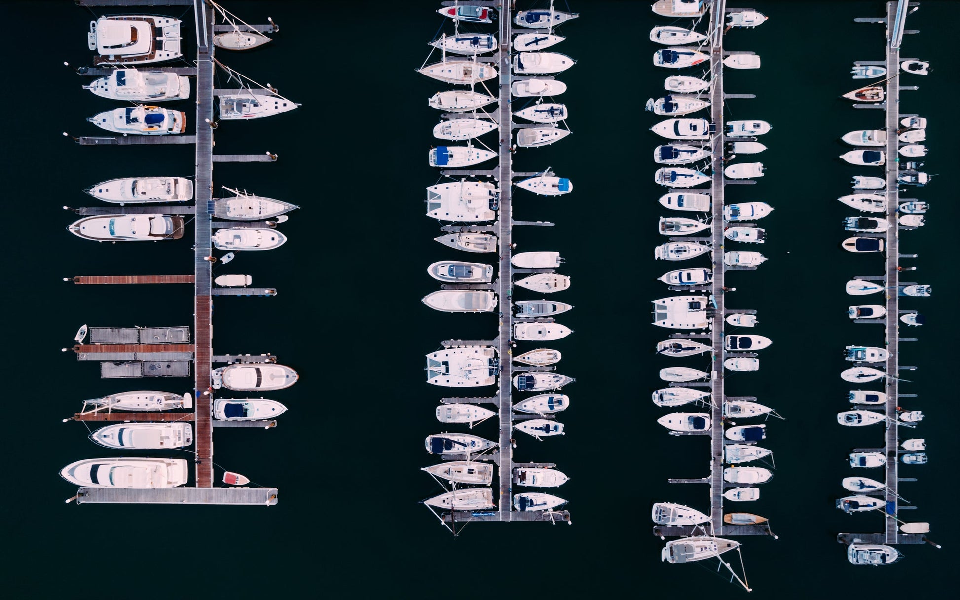 Marina Salina, Santa Marina Salina, Italia: ormeggi per barche e vista sul porto turistico con Eberths.com