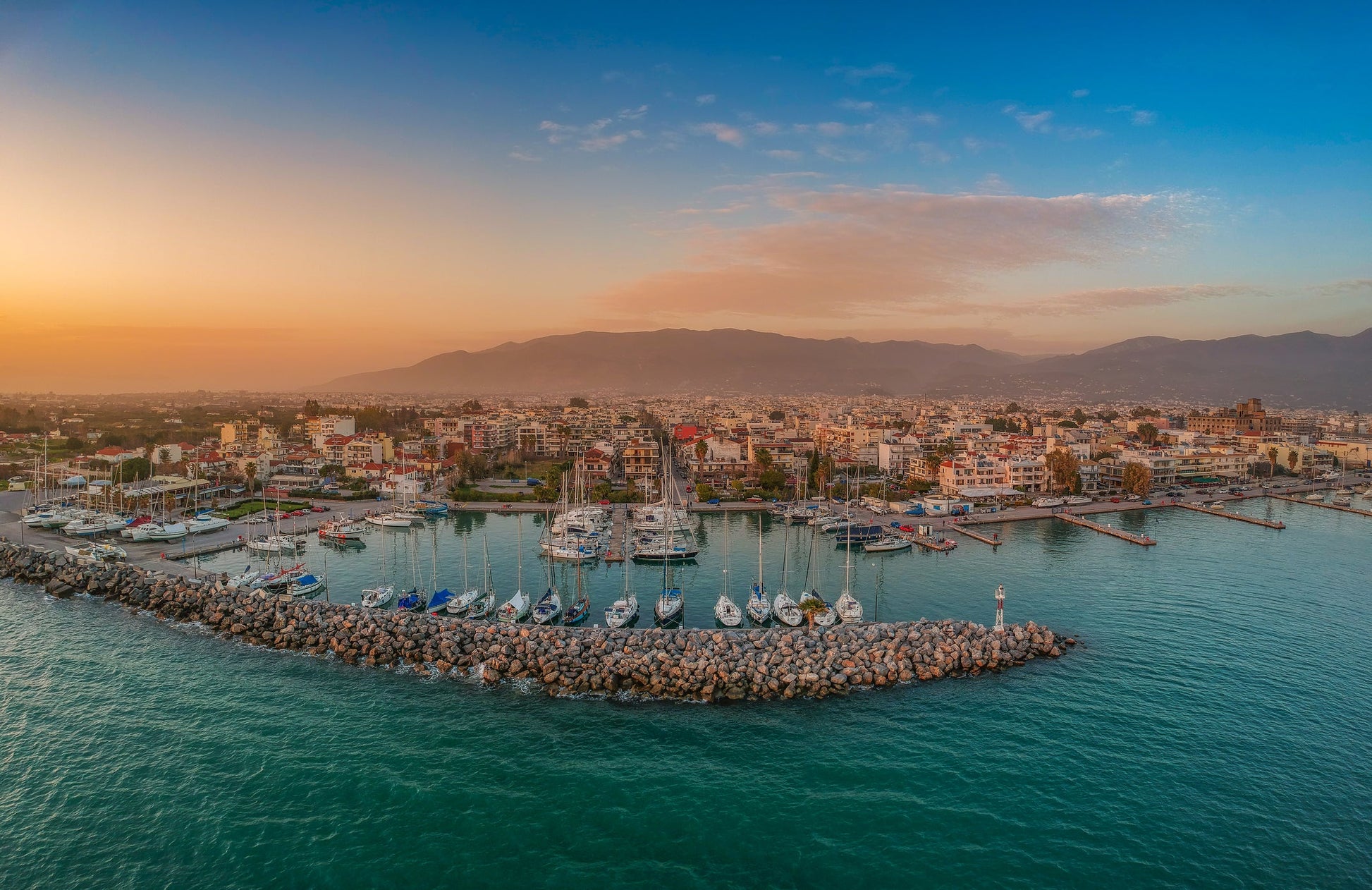 Kalamata Marina, Kalamata, Grecia: ormeggi per barche e vista sul porto turistico con Eberths.com