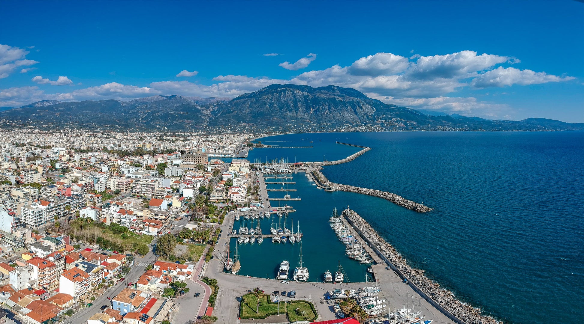 Kalamata Marina, Kalamata, Grecia: ormeggi per barche e vista sul porto turistico con Eberths.com