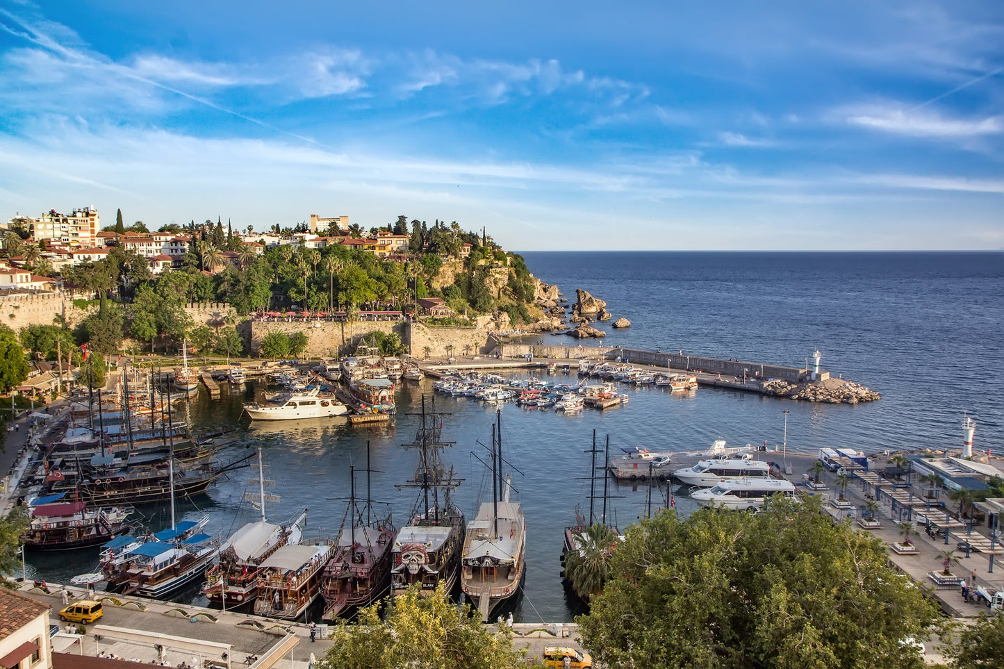 Kaleici Yat Limani, Antalya, Turquía: amarres para barcos y vistas al puerto deportivo con Eberths.com