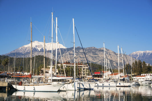 Kemer Marina, Kemer, Turchia: ormeggi per barche e vista sul porto turistico con Eberths.com