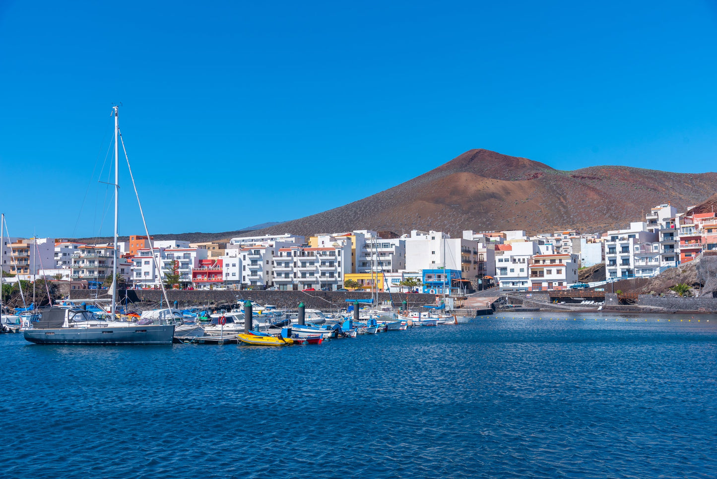 La Restinga Marina, El Pinar de El Hierro, Spagna: ormeggi e vista sul porto turistico con Eberths.com
