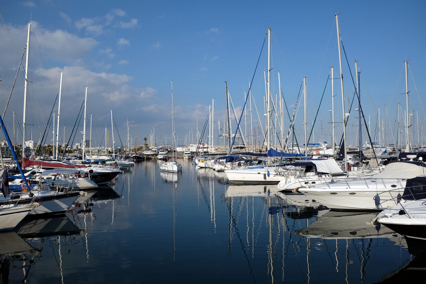 Larnaca Marina, Larnaca, Cipro: ormeggi per barche e vista sul porto turistico con Eberths.com
