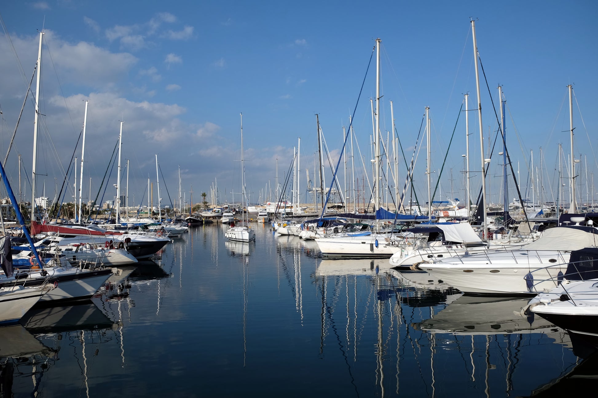 Larnaca Marina, Larnaca, Cipro: ormeggi per barche e vista sul porto turistico con Eberths.com