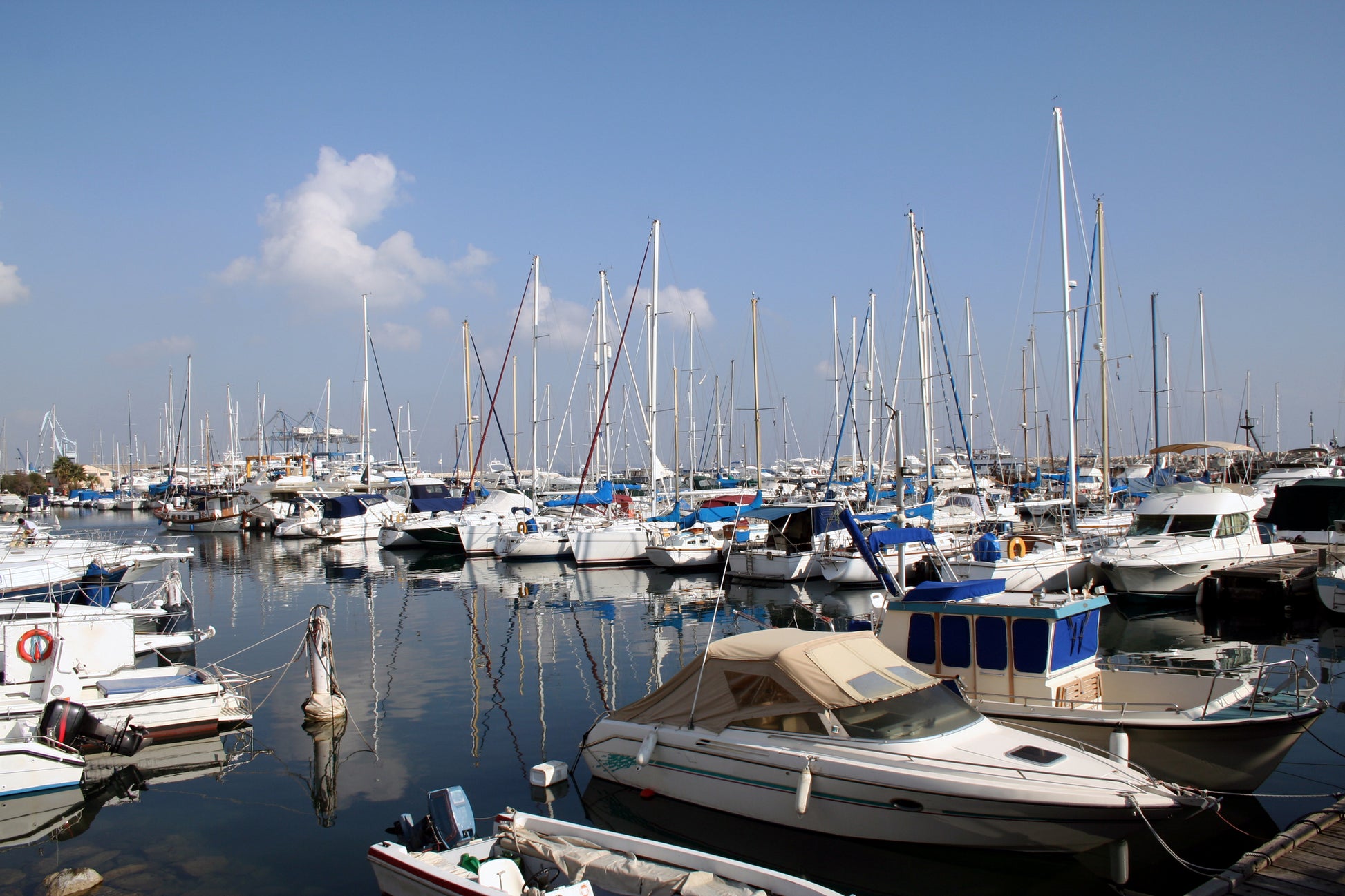 Larnaca Marina, Larnaca, Cipro: ormeggi per barche e vista sul porto turistico con Eberths.com