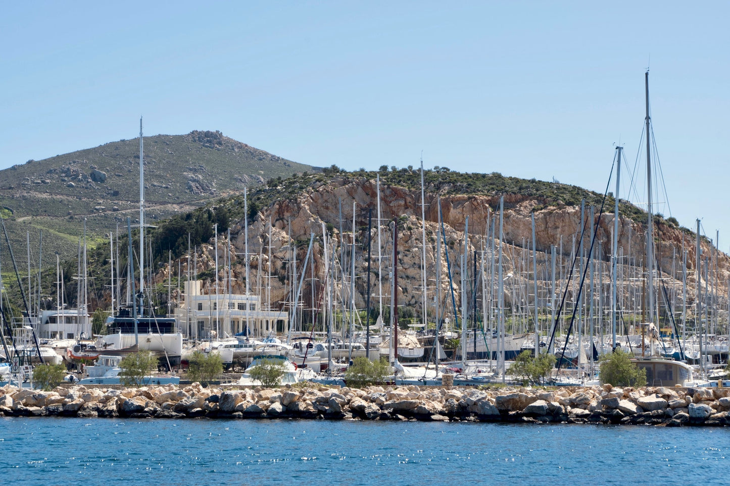 Leros Marina, Lakki, Grecia: ormeggi per barche e vista sul porto turistico con Eberths.com
